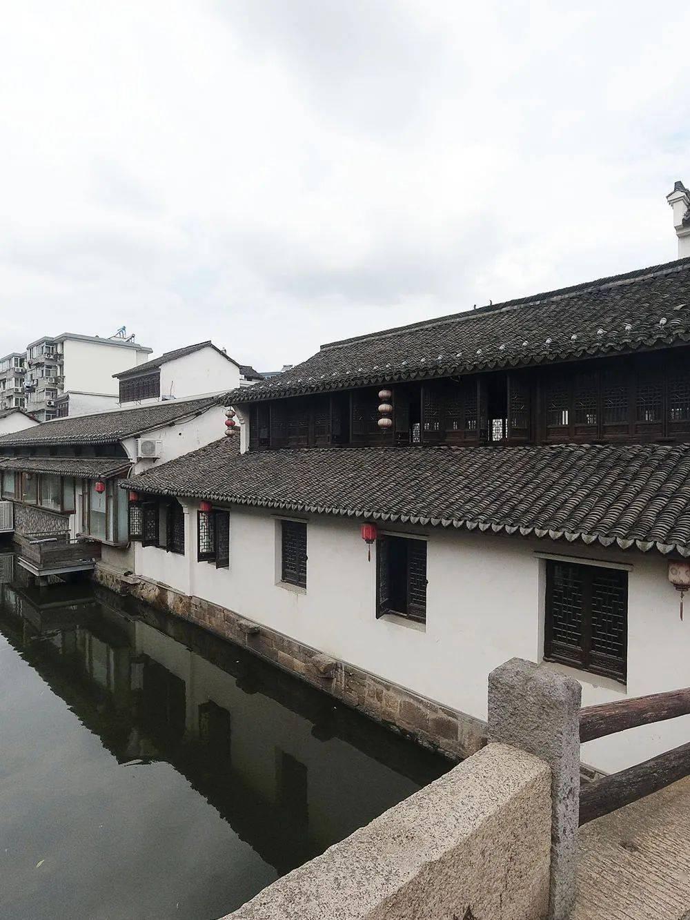 离婚后，夫妻已分割财产，男方有权把分割后的与前妻共同奋斗的财产给下一任还没过门的老婆吗？